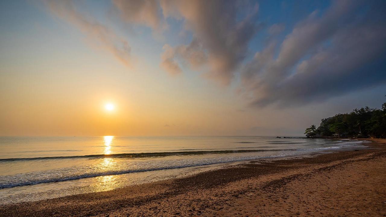 Ban Saithong Beach Resort Bang Saphan Noi Eksteriør billede
